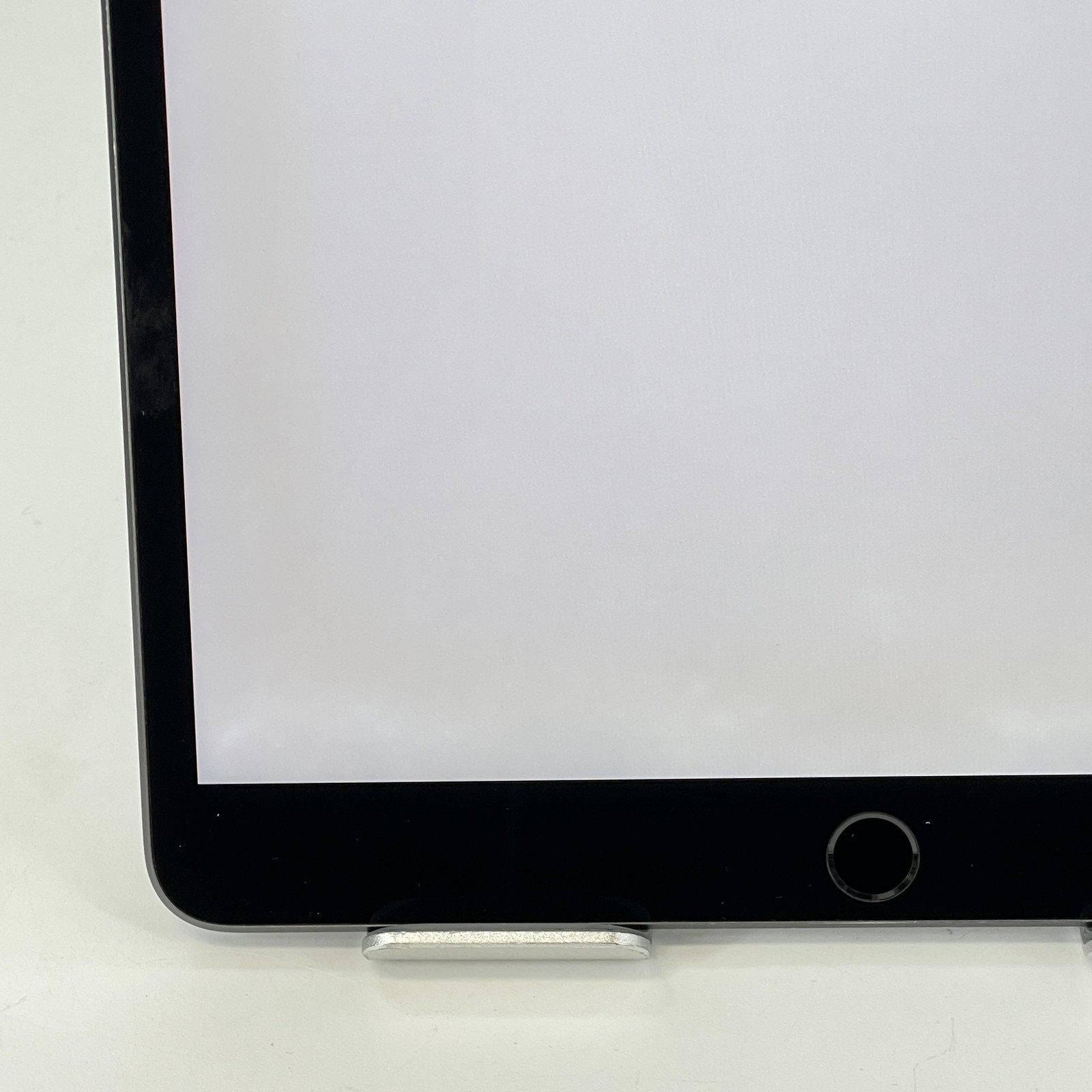 Apple iPad Air (3rd Gen.) Space Gray 256GB Unlocked-Excellent w/ Backlight Bleed