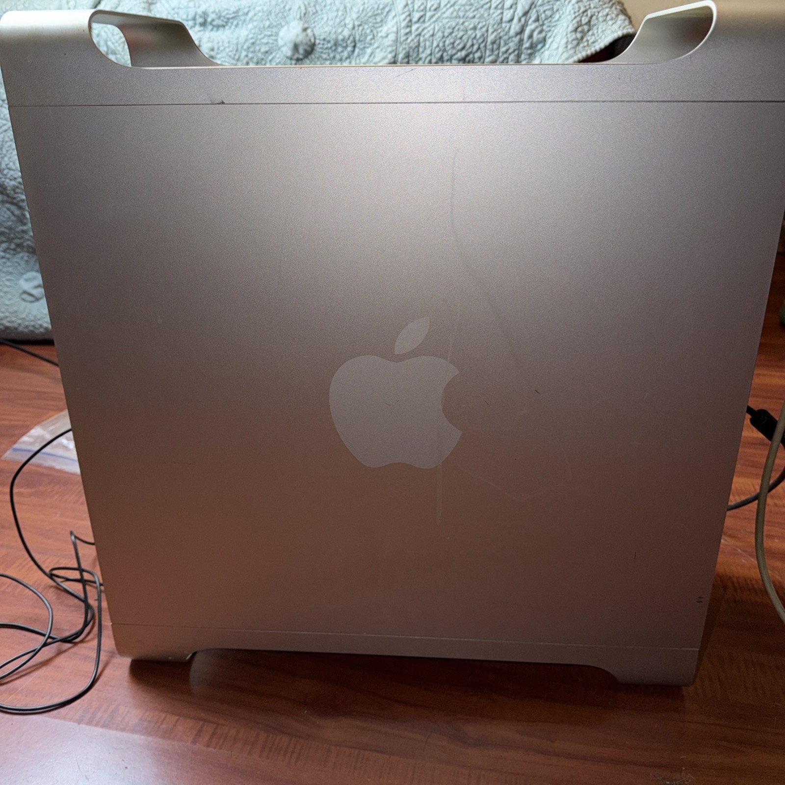 Apple Mac Pro Desktop Mid 2010 2.8 GHz Quad-Core Intel Xeon 3GB 1066 mhz DdR3