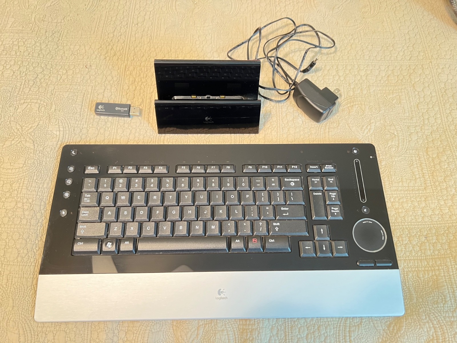 Logitech DiNovo Edge Wireless Bluetooth Keyboard & Charging Dock Y-RAY81 Used