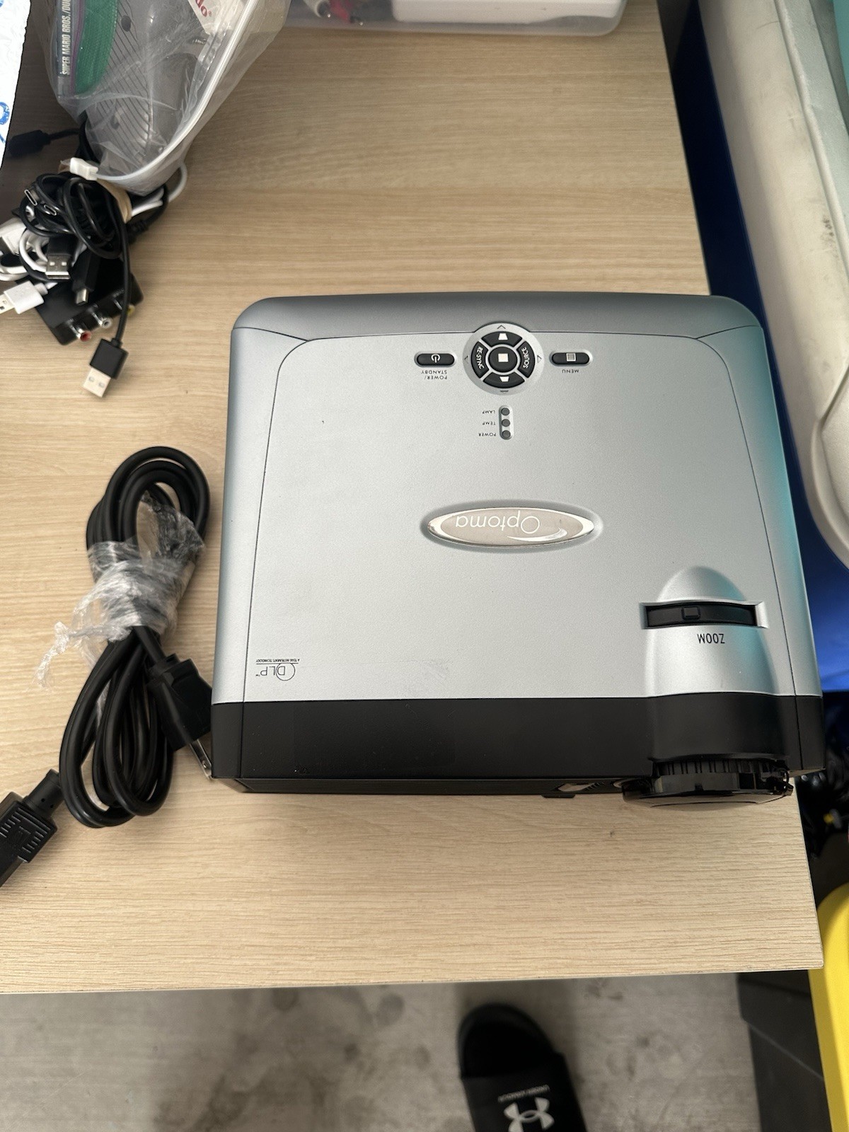 Optoma EP716 DLP Desktop Projector 2000 /AV for vcr or retro game systems ￼