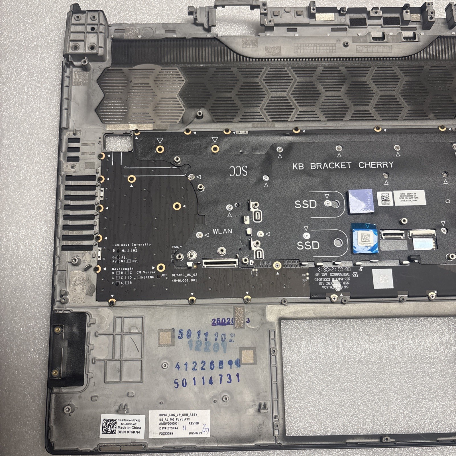 Dell Alienware X16 R1/R2 Palmrest & US ENG RGB Bcl Mechanical Kbd T5KN4 M70