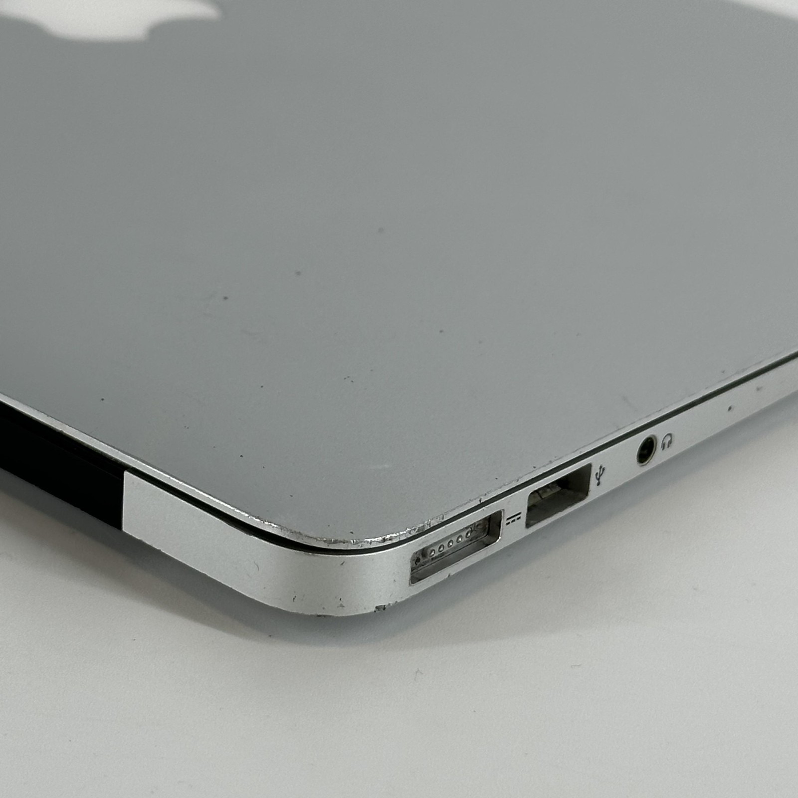 MacBook Air 13 Silver 2015 1.6 GHz Intel Core i5 5th Gen. 4GB 128GB Bent Frame