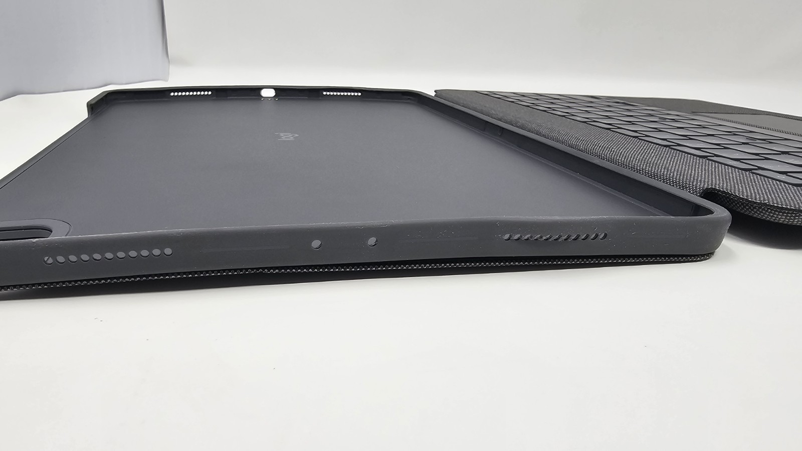 Logitech Combo Touch Keyboard Case for 12.9″ Apple iPad Pro 5th/6th Gen *BROKEN*