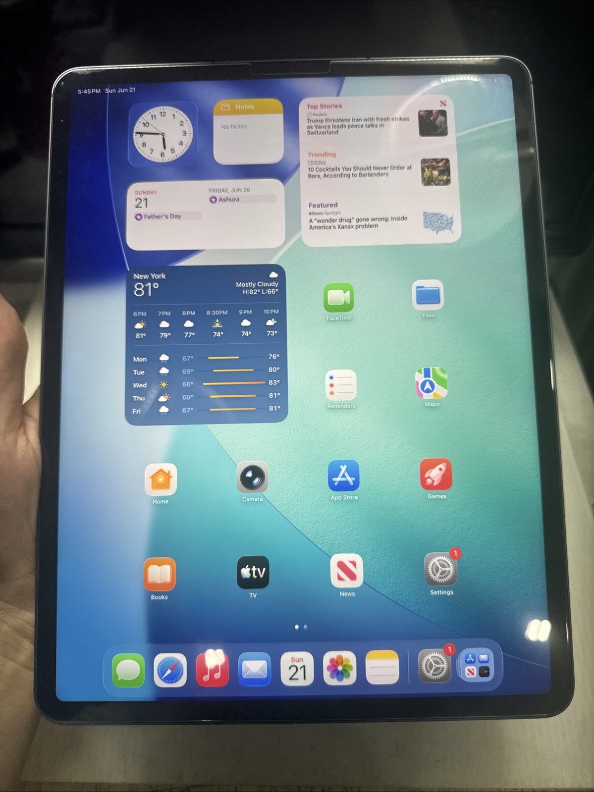Apple iPad Pro 5th Gen 256GB Wi-Fi + Cellular 12.9” Gray – Unlocked