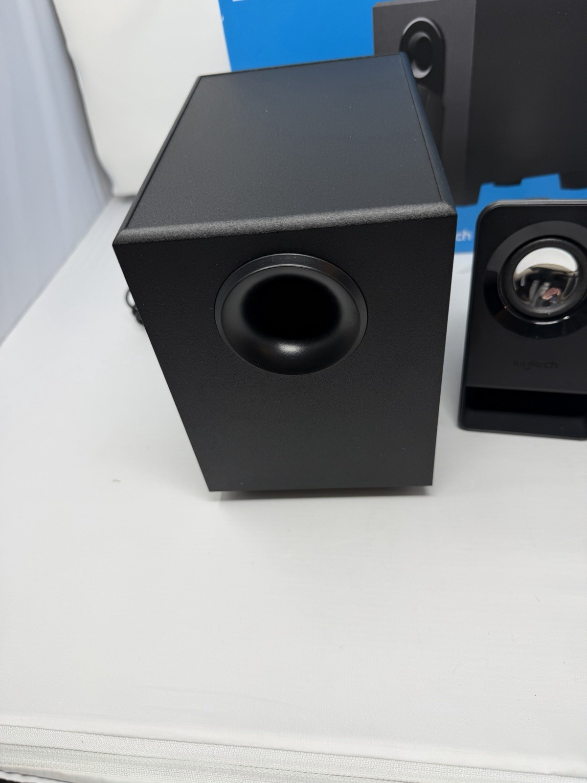 Logitech Z313 2.1 Multimedia Speaker System with Subwoofer