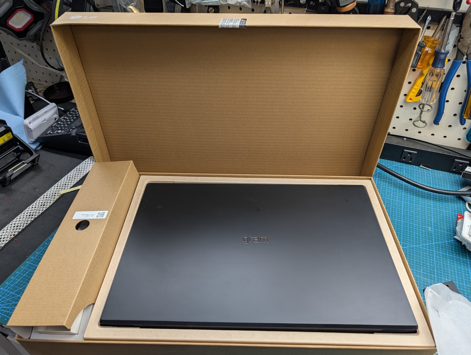 LG Gram 17″ Laptop Intel Core Ultra 7 258V 32GB 2TB SSD Win 11 Home 64-Bit