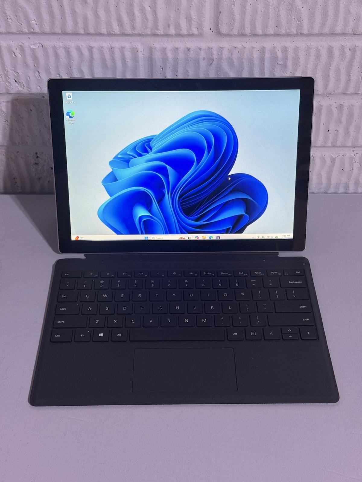 Microsoft Surface Pro 7 i5/16GB/256GB – Display Issue – AS/IS – PARTS & REPAIR