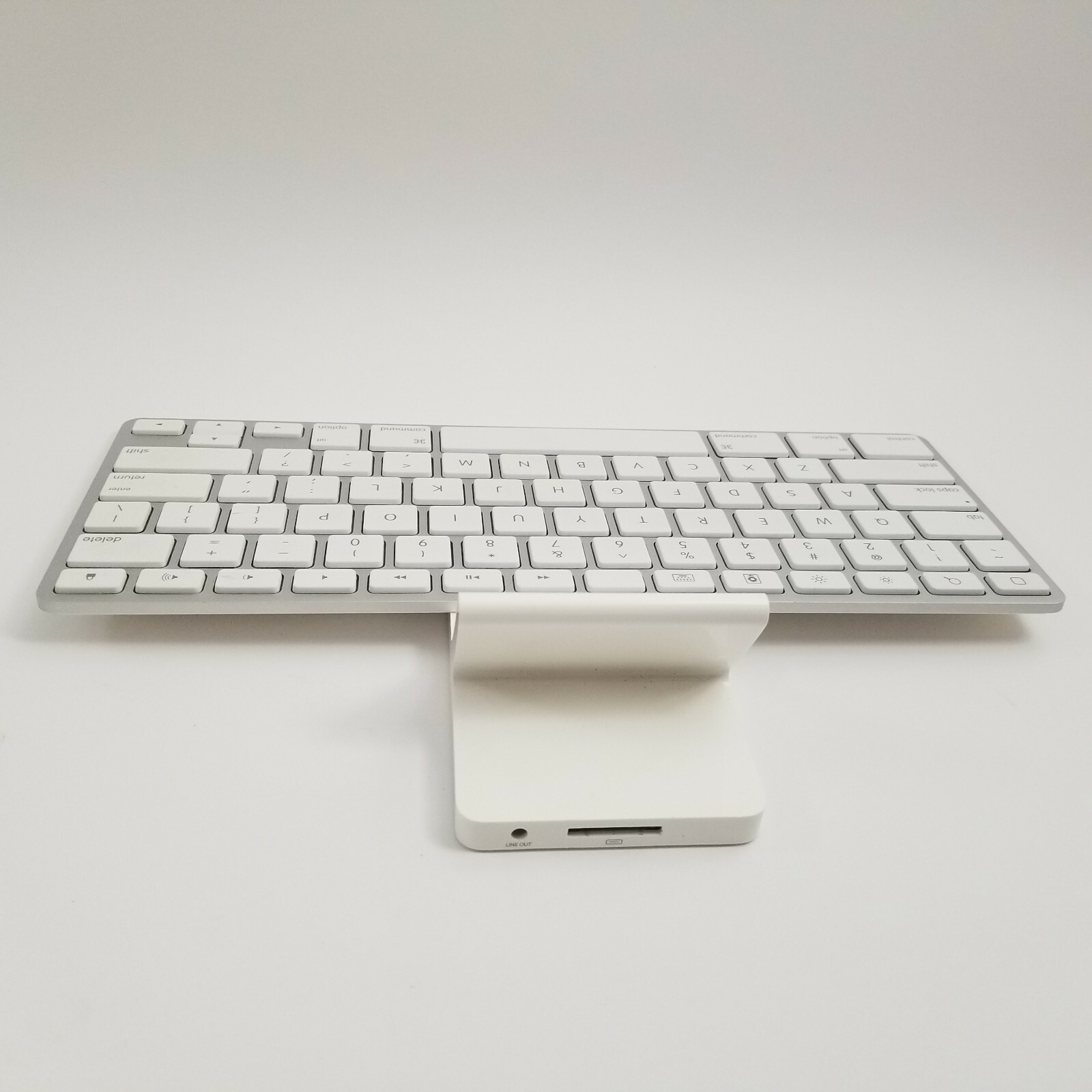 Apple A1359 Keyboard Dock Stand For iPad, iPod & iPhone