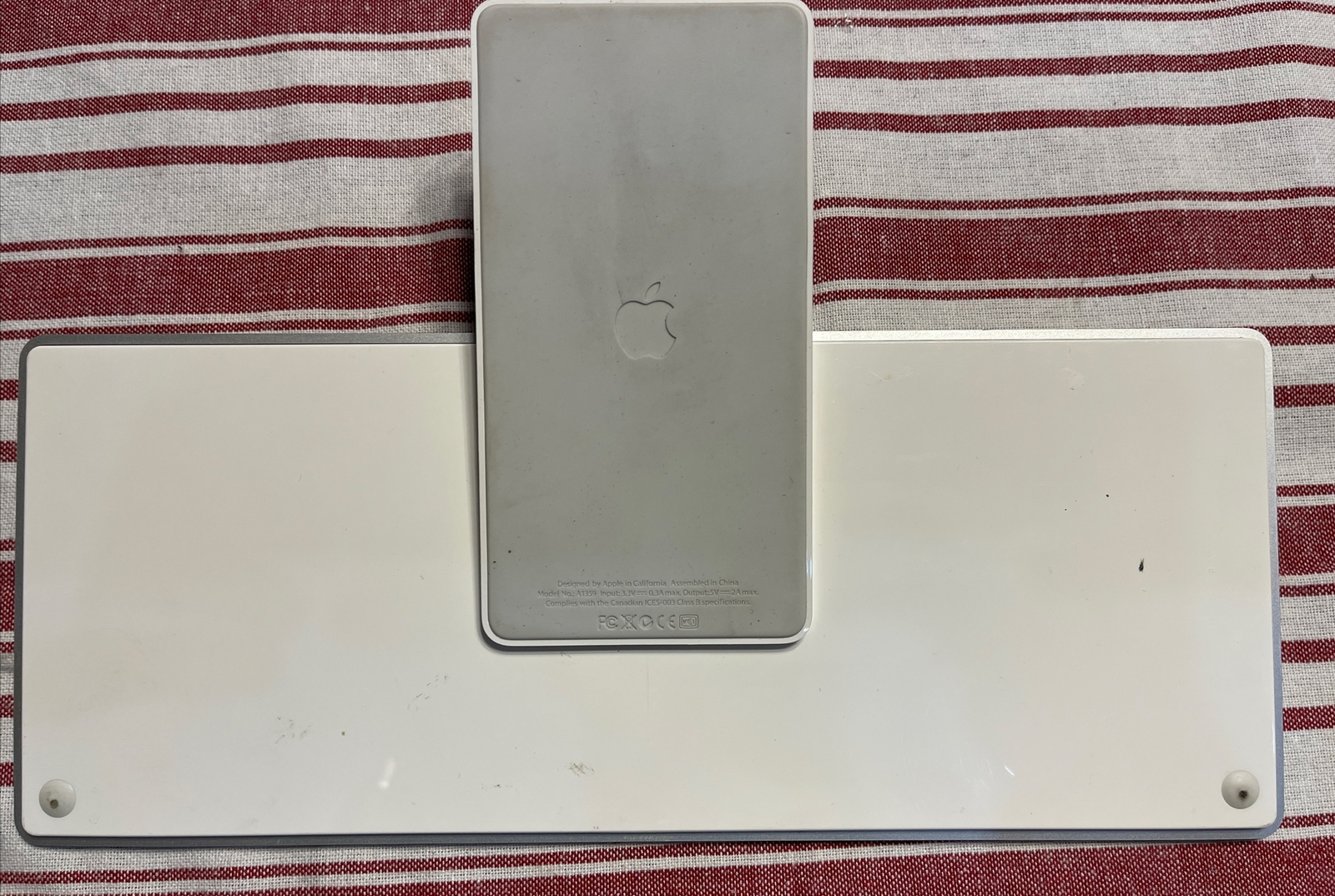 Apple Keyboard Dock A1359 for iPad 1st 2nd 3rd Gen iPhone 2,3,4 30-pin connector