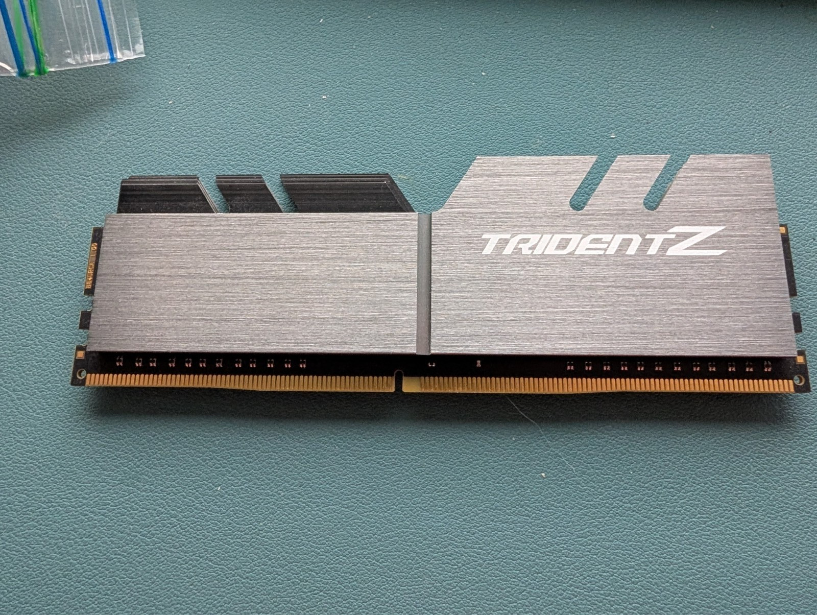 G. SKILL Trident Z RGB 32GB DDR4 3200 MHz PC4-17000 (F4-3200C16Q-32GTZR)