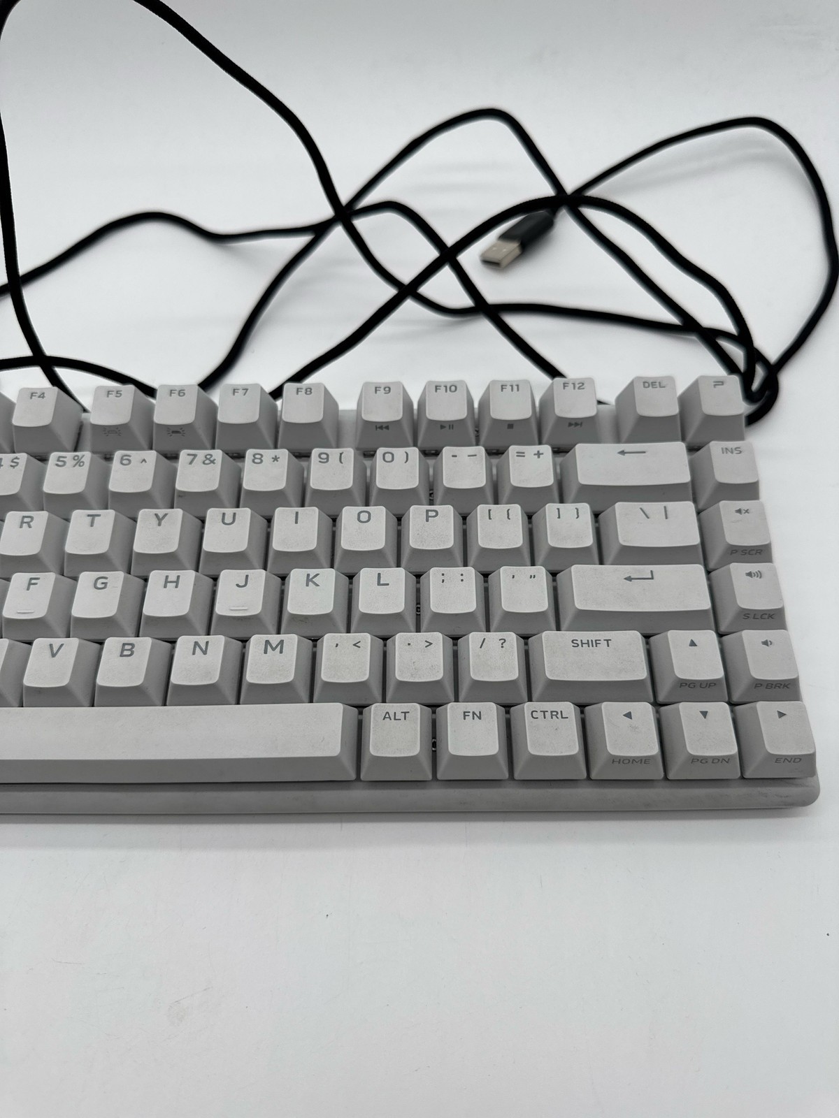 (BROKEN) Alienware Pro Wireless Gaming Keyboard 75% Tri-Mode Hot-Swap Switches