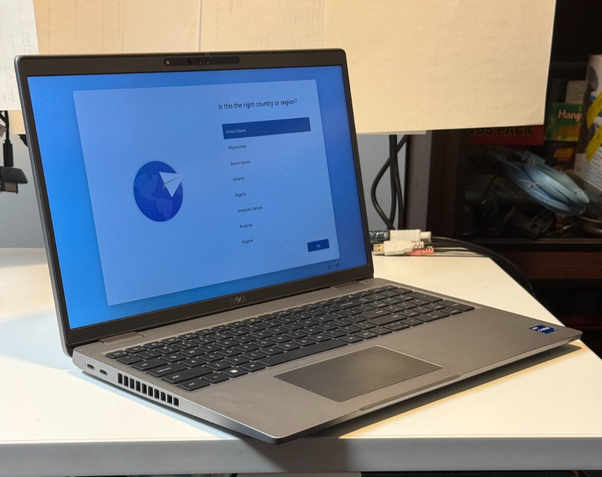 Dell Latitude 5530 15.6″ Touchscreen Laptop (Intel Core i7, 512GB SSD, 16GB Ram)