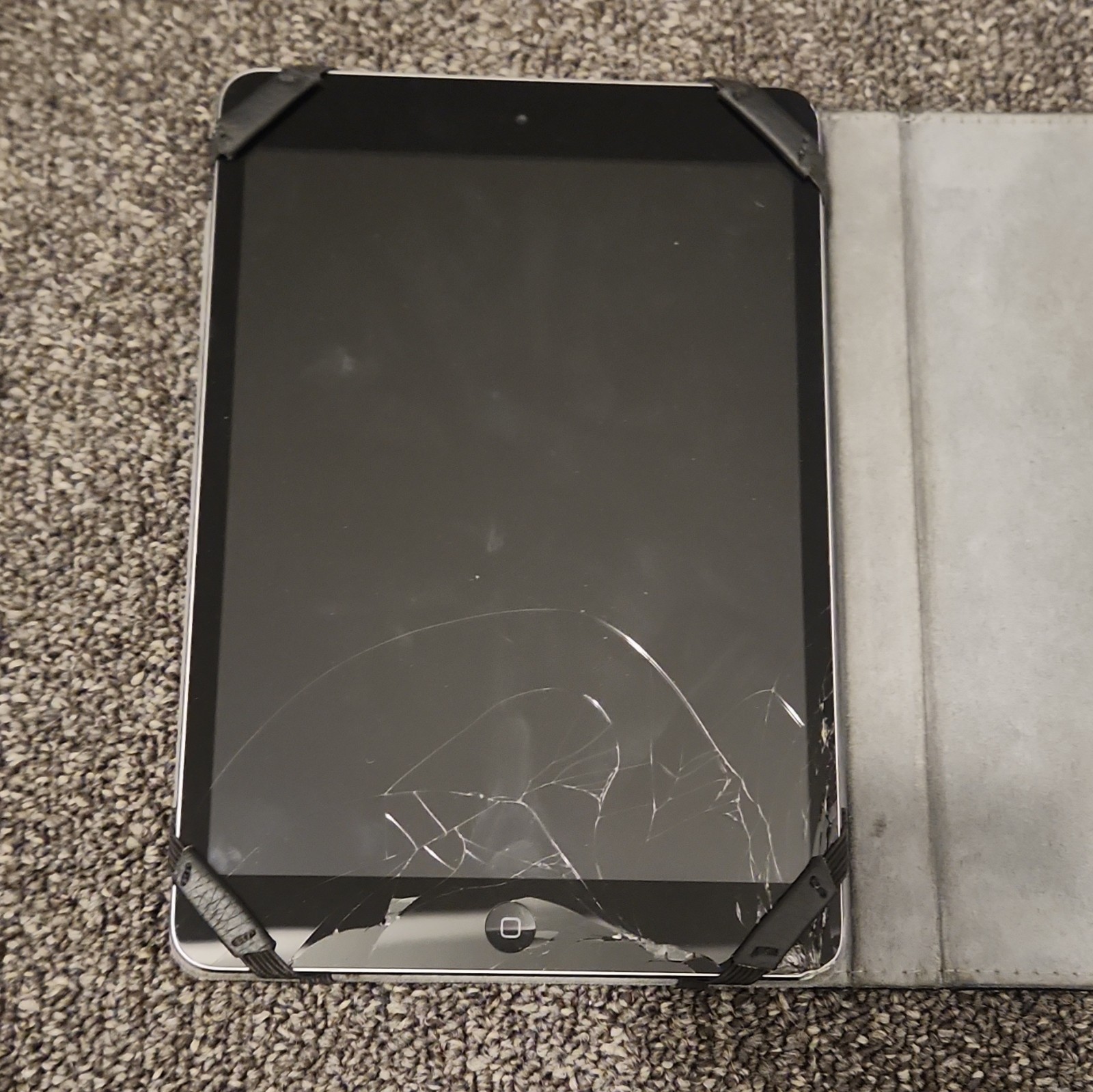 Apple iPad A1432 Tablet Silver/Black Touchscreen Built-In Front Camera