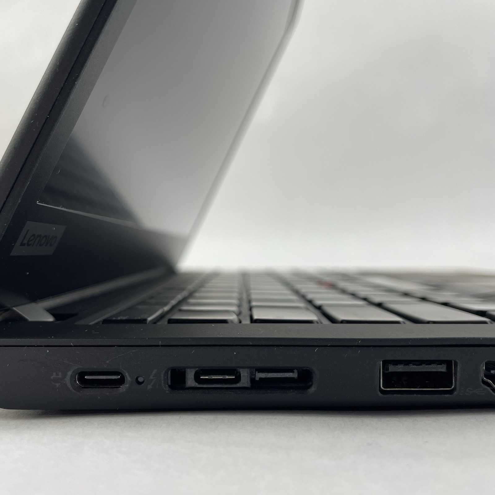 Lenovo ThinkPad T490 14″ i5-8365U 1.60 GHz 8 GB RAM No SSD/OS/AC – Chipped Palm