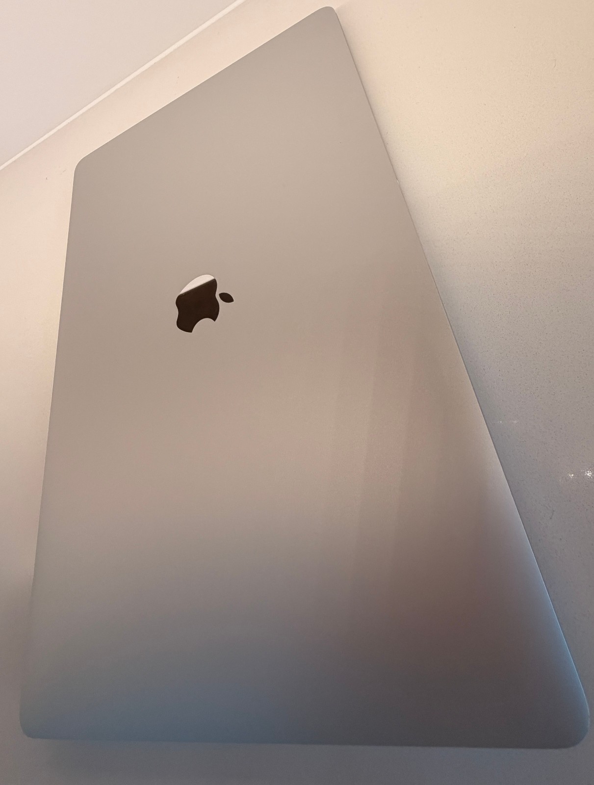 MacBook Pro 15″ 2016 – i7 2.7GHz, 16GB RAM, 1TB SSD, Radeon Pro 460 (Very Good)