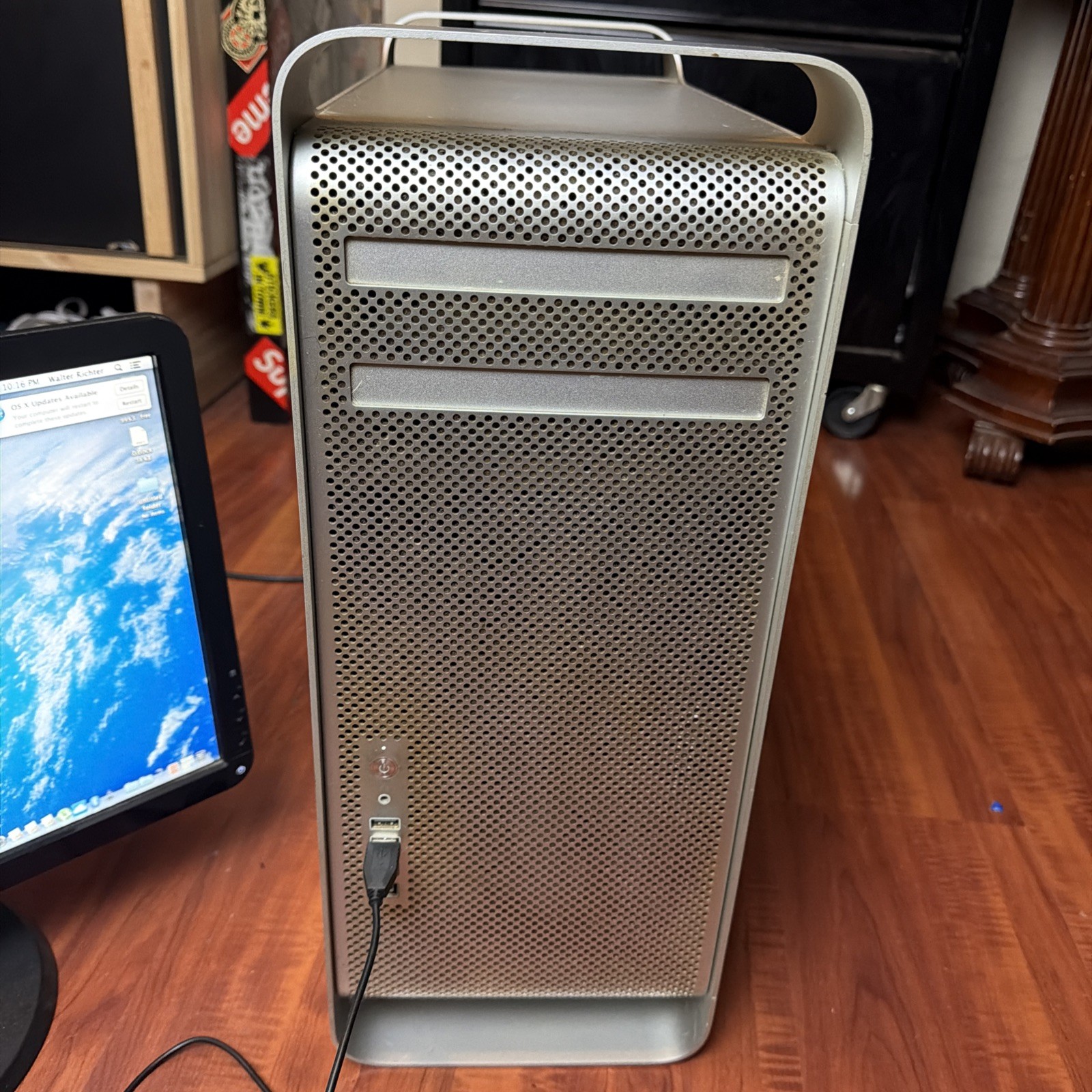 Apple Mac Pro Desktop Mid 2010 2.8 GHz Quad-Core Intel Xeon 3GB 1066 mhz DdR3