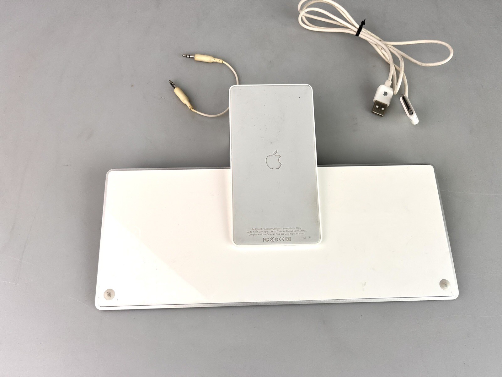 APPLE IPAD KEYBOARD DOCK A1359 MC533LL/A 1ST 2ND 3RD GEN IPADS 30 PIN DB-4