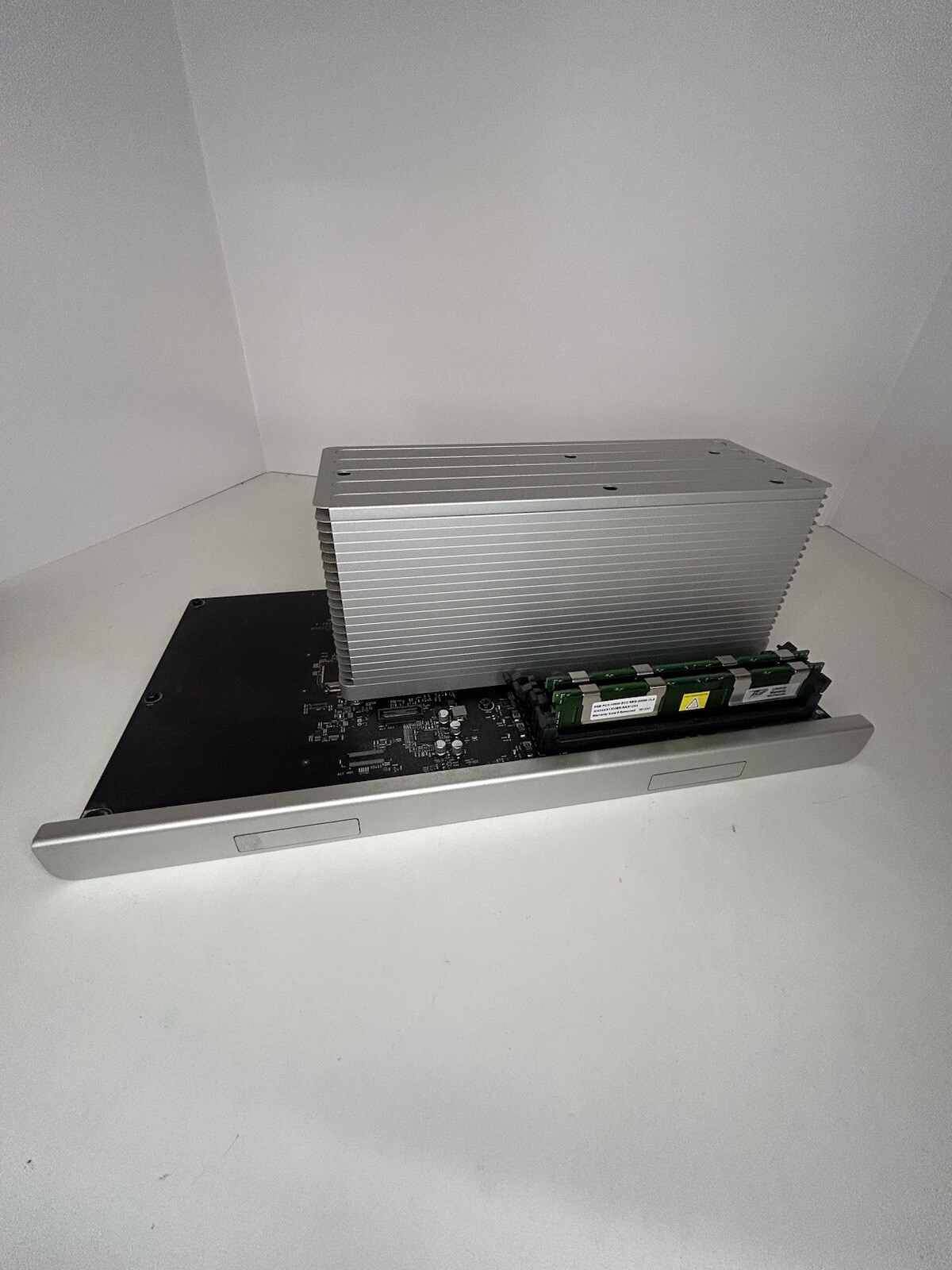 APPLE MAC PRO 2009 CPU MEMORY BOARD W/ PROCESSOR & HEAT SINK 820-2482-A 8GB RAM