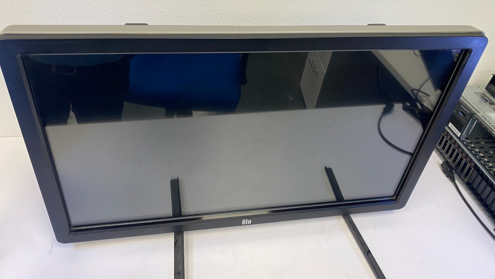 USED Elo ET3202L 32″ Interactive Touchscreen Display Digital Signage LCD W/Stand