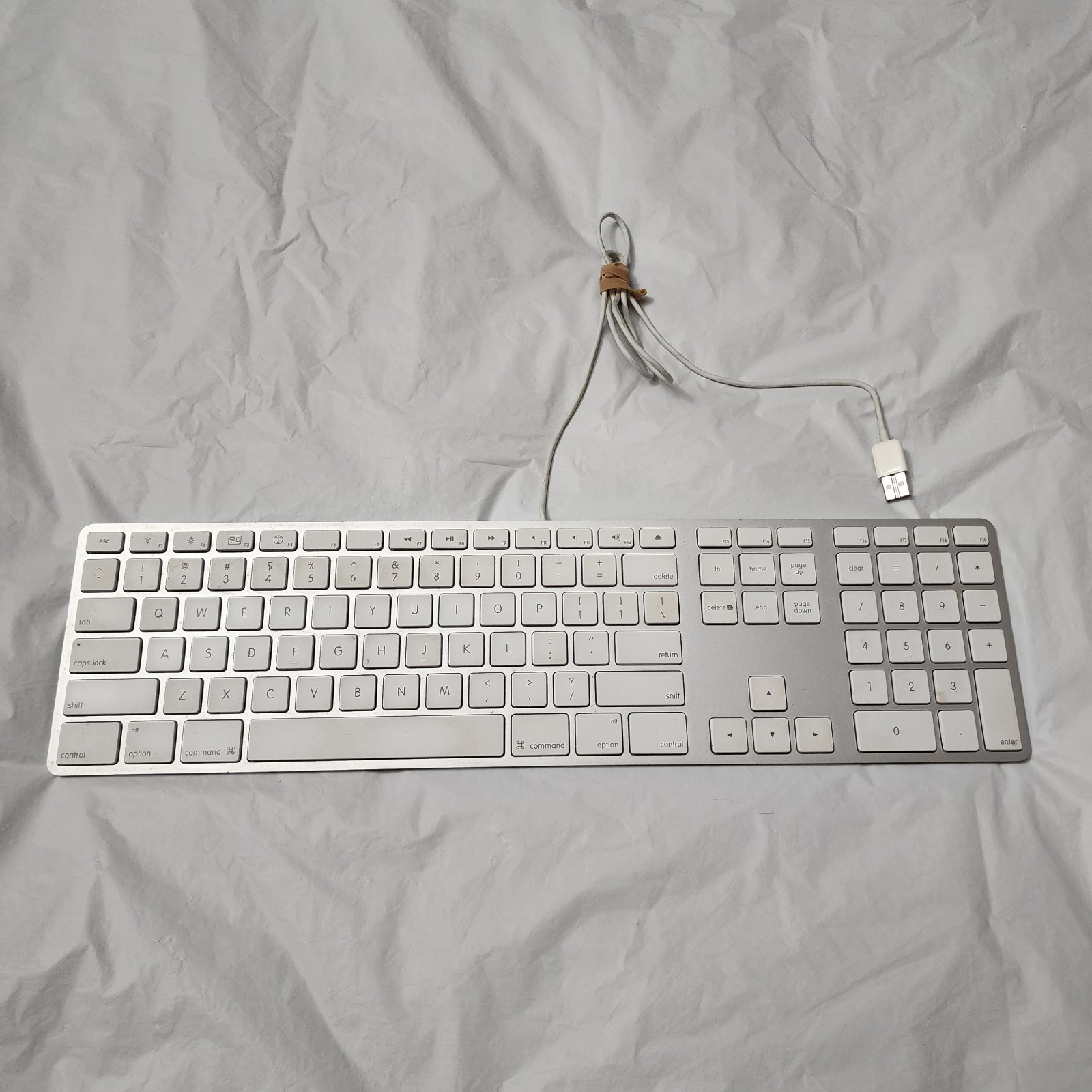 Apple Slim USB Wired Keyboard A1243 MB110LL/A Aluminum Standard Full Size White