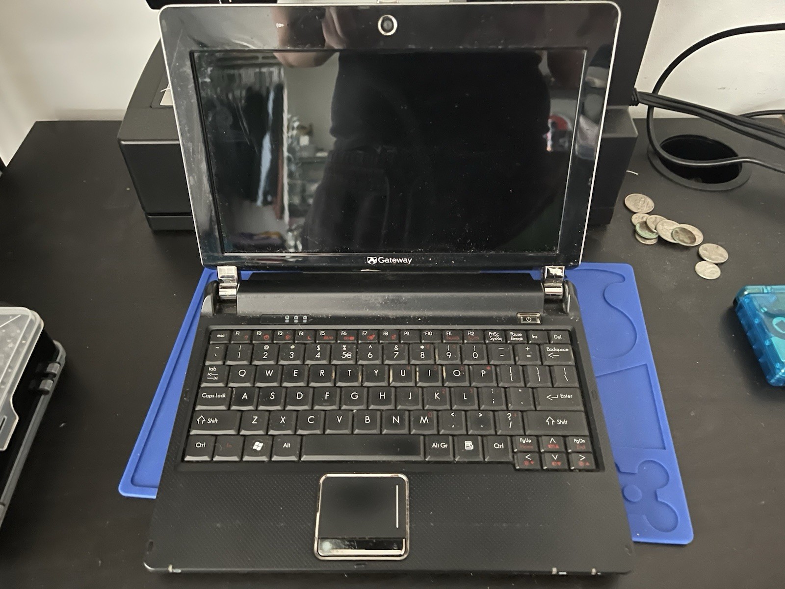 Gateway KAV60 Netbook Intel Atom 1.60GHz No Charger Broken Screen Turns On