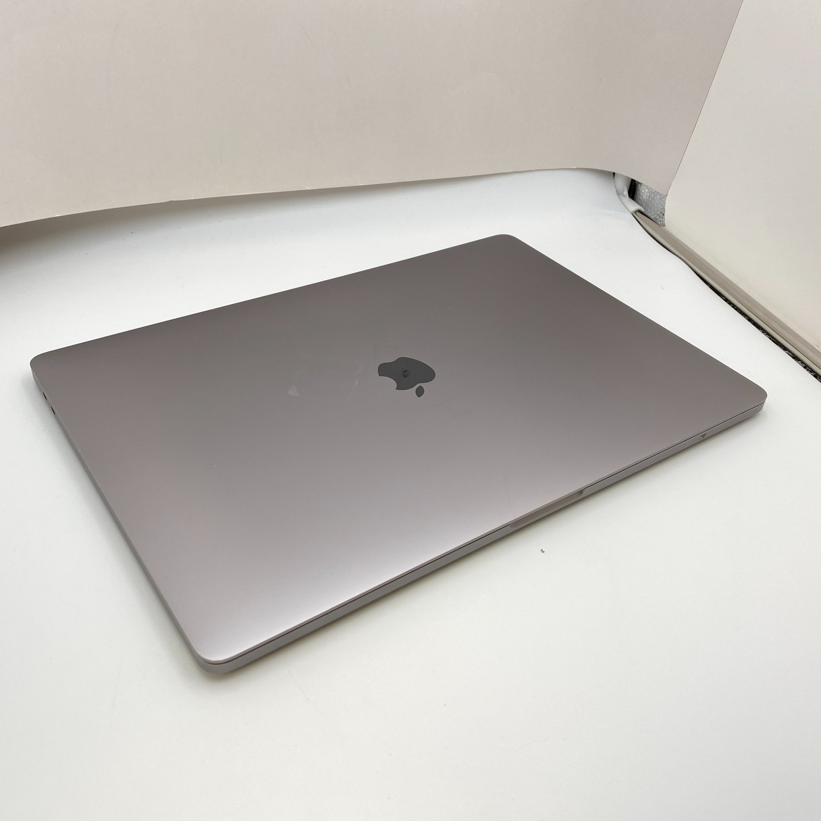 Apple MacBook Pro 16″ Intel Core i7 16GB RAM 1TB SSD – Gray A2141 – Fair Cond.