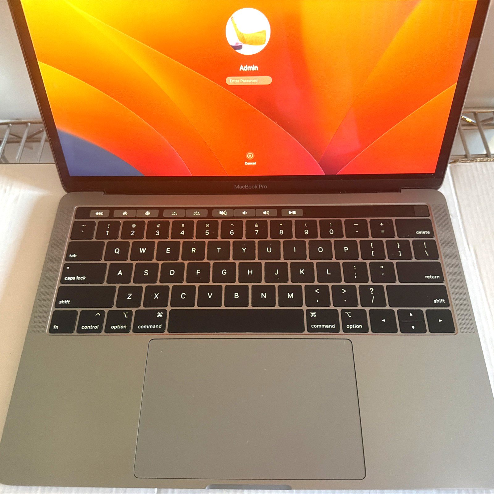 Apple MacBook Pro A1989 2018 i7 16GB RAM 256GB SSD 13″ Space Gray-Touch Bar NICE