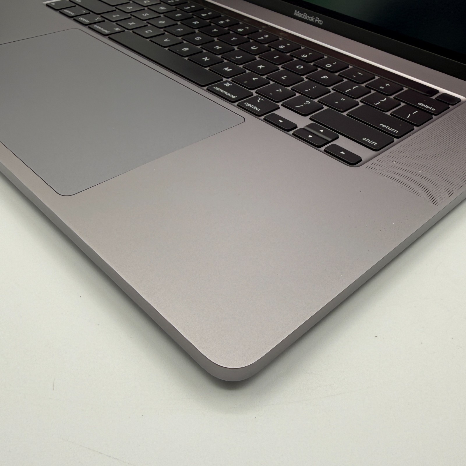 Apple MacBook Pro A2141 16″ i9 2.3GHz 32GB RAM 1TB SSD Radeon Pro 5500M 8GB Fair