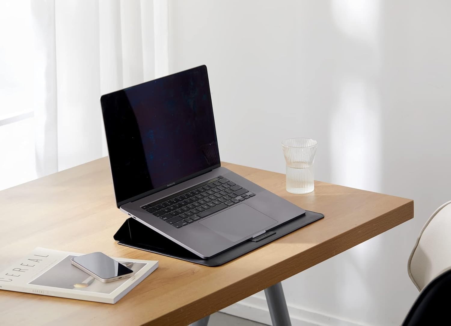 HyperShield Stand and Go Laptop Sleeve for MacBook Air/Pro 15–16″ – Brand New