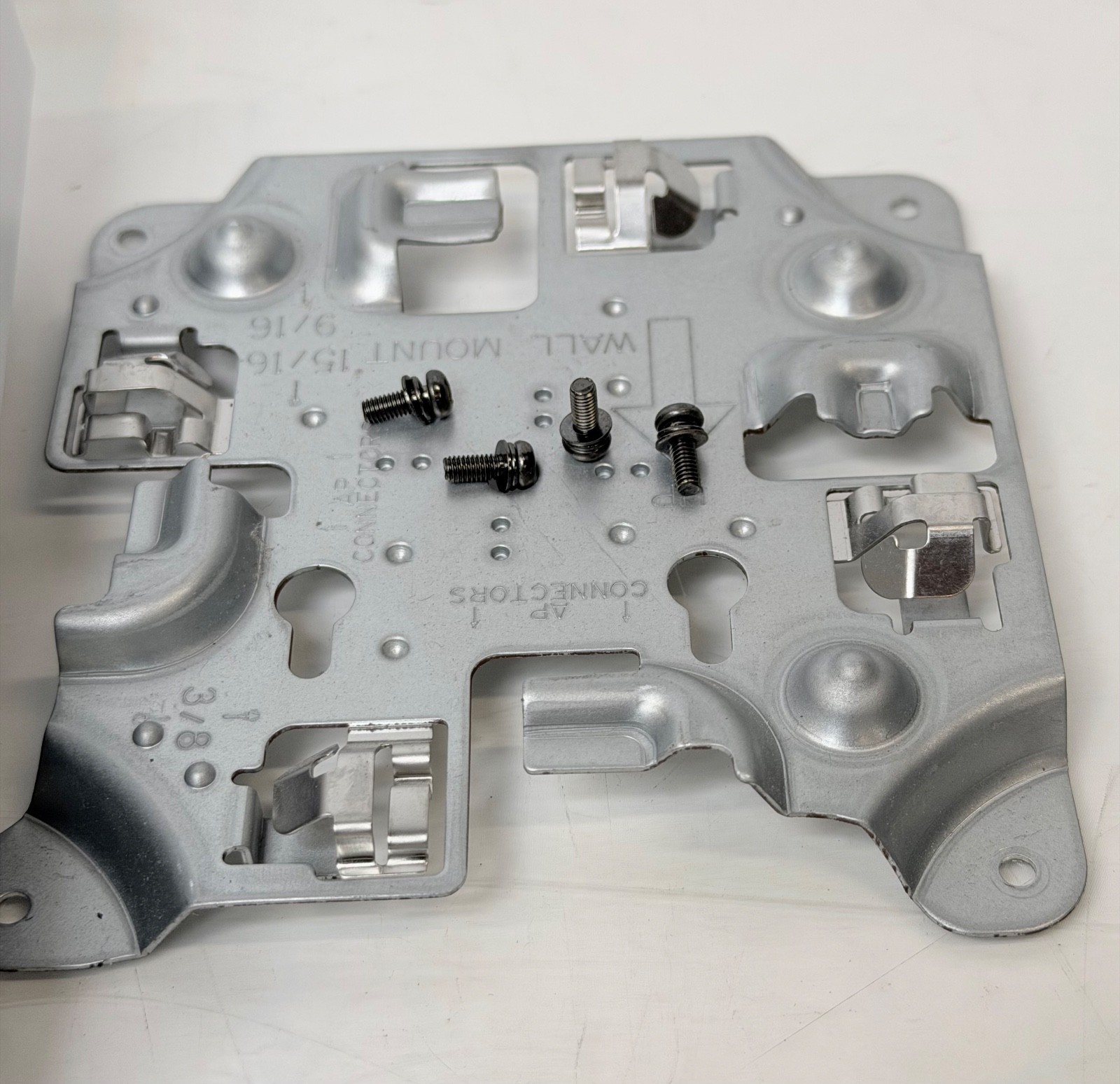 Sophos APX 320 Access Point – includes Mounting Bracket