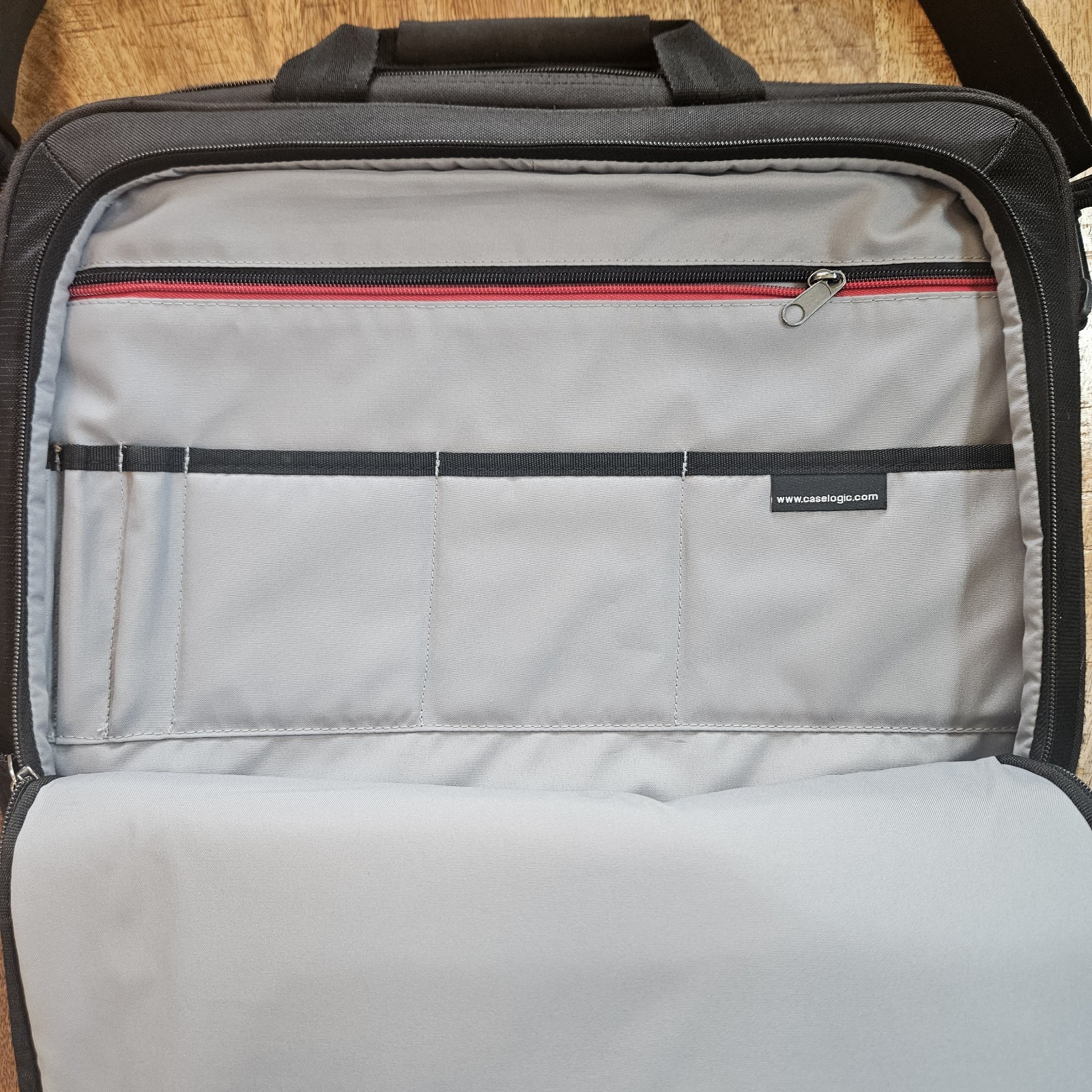 Case Logic Laptop Notebook Computer Bag Case Pockets Zipper Closure Black