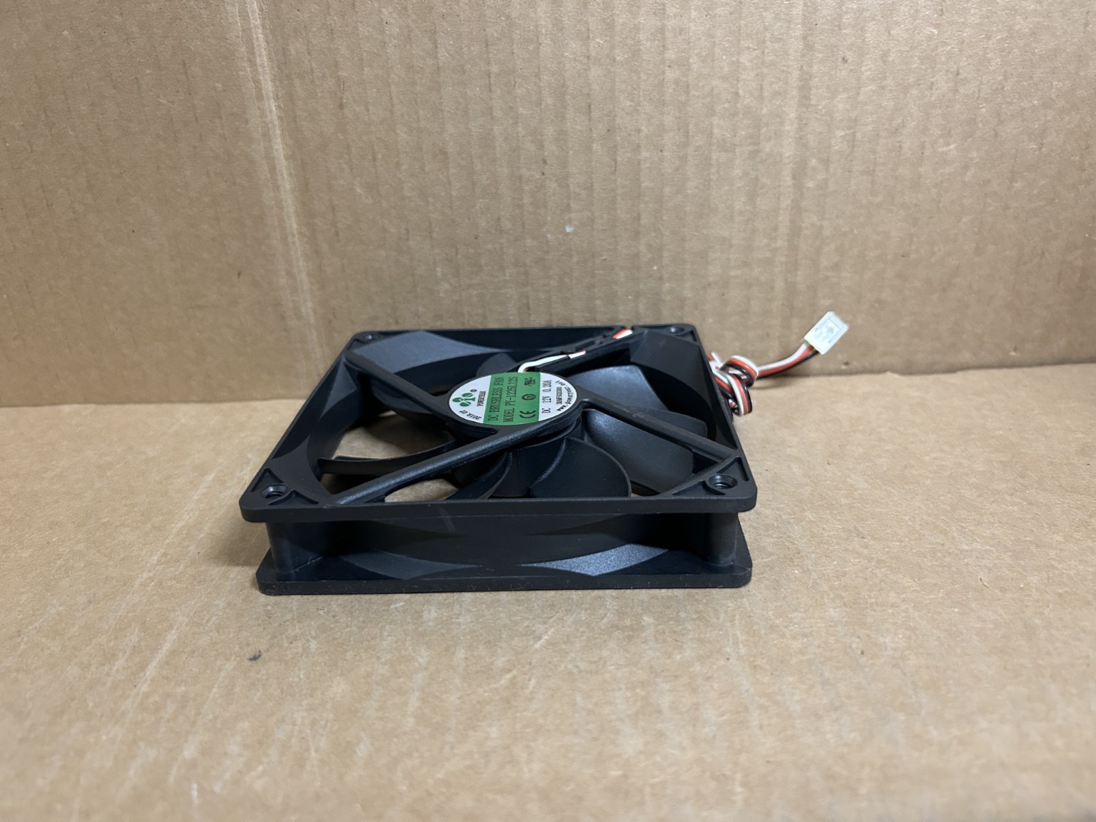 POWERYEAR PY-1225L12S DC12V 0.20A 12CM 12025 2-wire cooling fan
