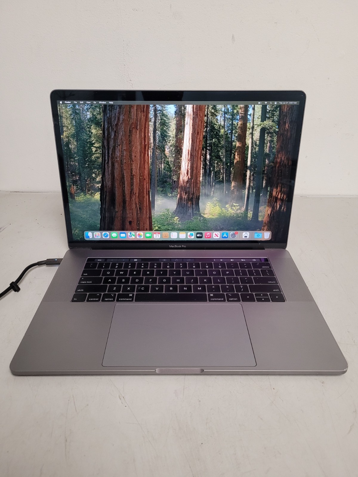 Apple MacBook pro 15″A1990 i9-9980Hk 2.4gh 16gb ram 1tb ssd sequoia C02YQ1B3LVDQ