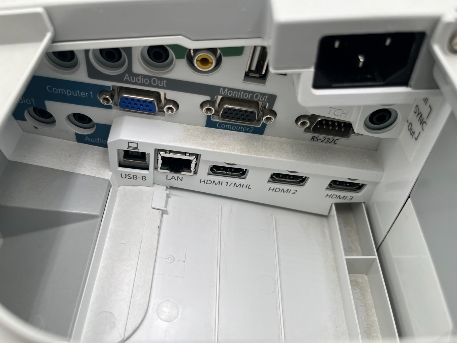 Epson BrightLink 695Wi Short-Throw 3LCD 3500 Lumens HDMI W/ Remote 260 HOURS