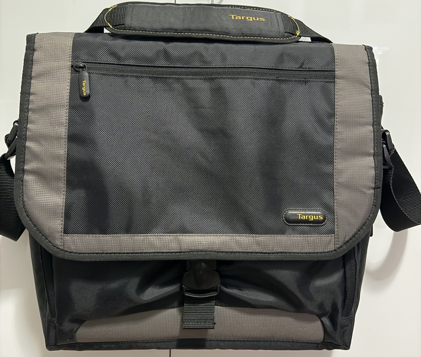 Targus Black Grey Citygear Messenger Bag For Laptops Up To 17 Inches