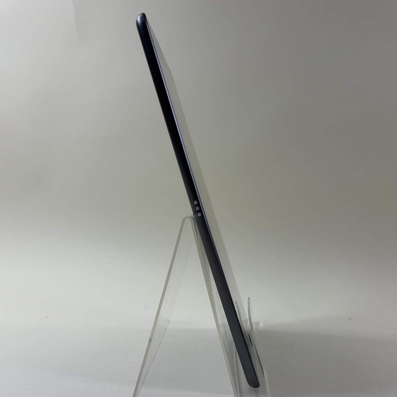 Broken WiFi Only Apple iPad 9th Gen 64GB 18.5 MK2K3LL/A READ