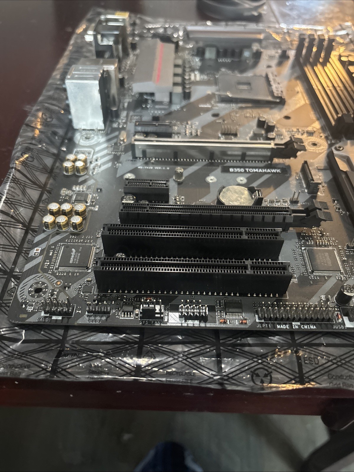 MSI B350 TOMAHAWK ATX AMD Socket AM4 DDR4 Gaming Motherboard**READ DESCRIPTION**