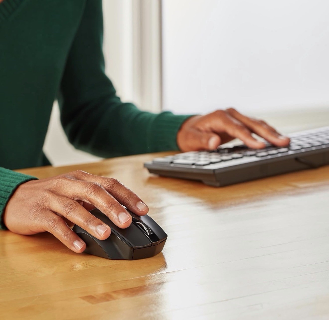 Amazon Basics 2.4 Ghz Wireless Optical Computer Mouse with USB Nano Receiver
