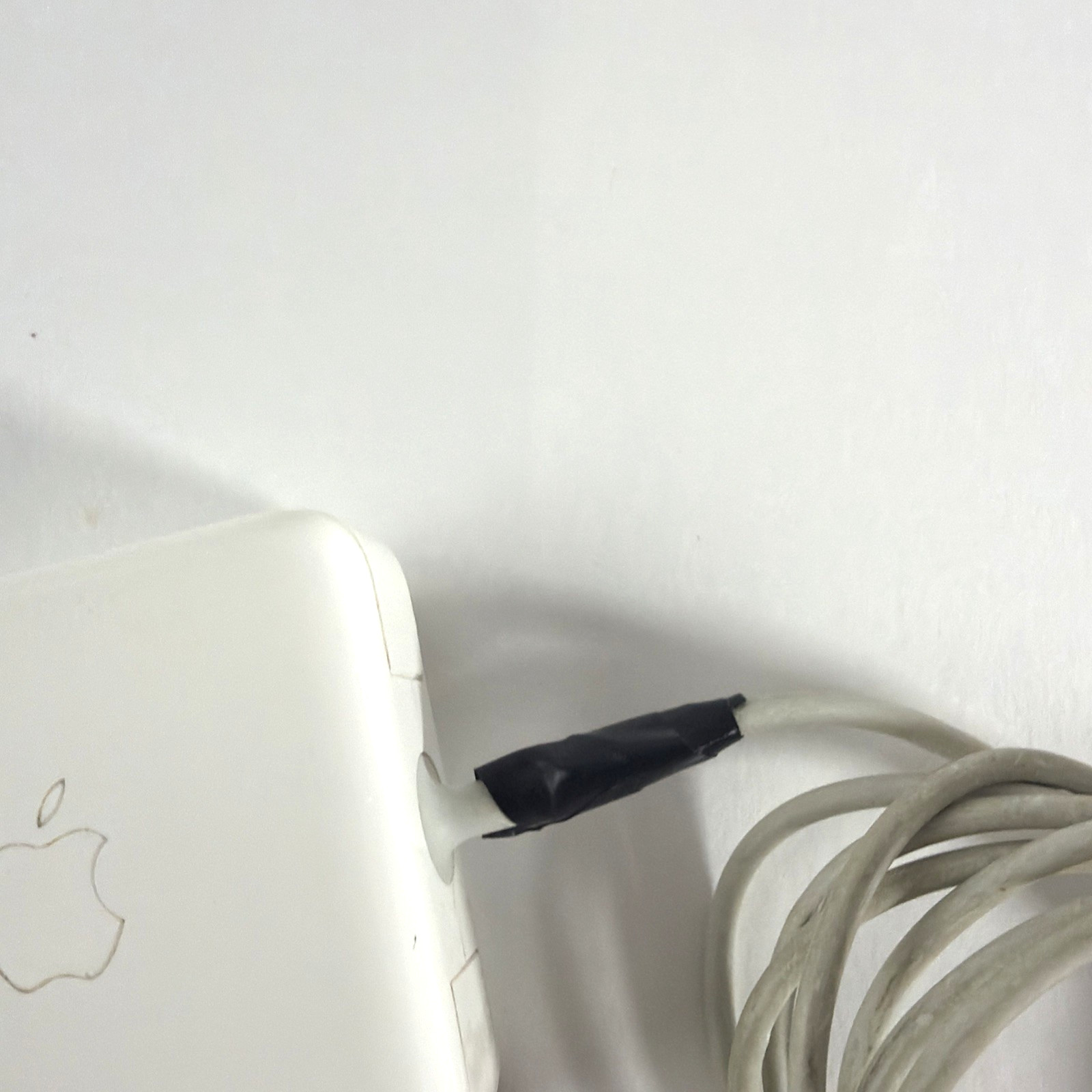 Apple MacBook Air 13.3″ (128GB SSD, Intel Core i5 5th Gen., 1.80 GHz, 8GB)…