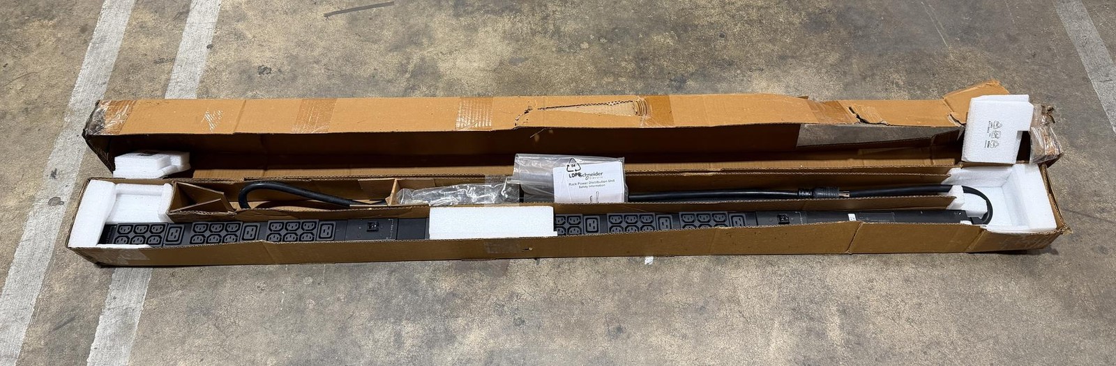 New APC Metered Rack AP8841 42-Outlets Rack-Mountable PDU Open Box