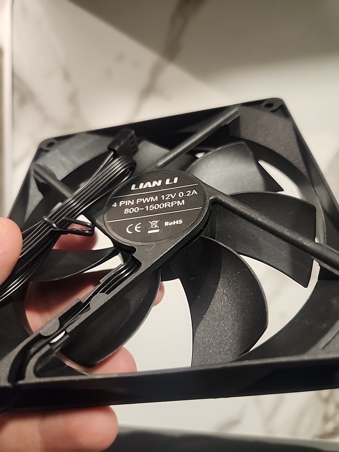 lian li Pc fan 4 pin pwm 12 volt 0.2 A 800-1500 RPM