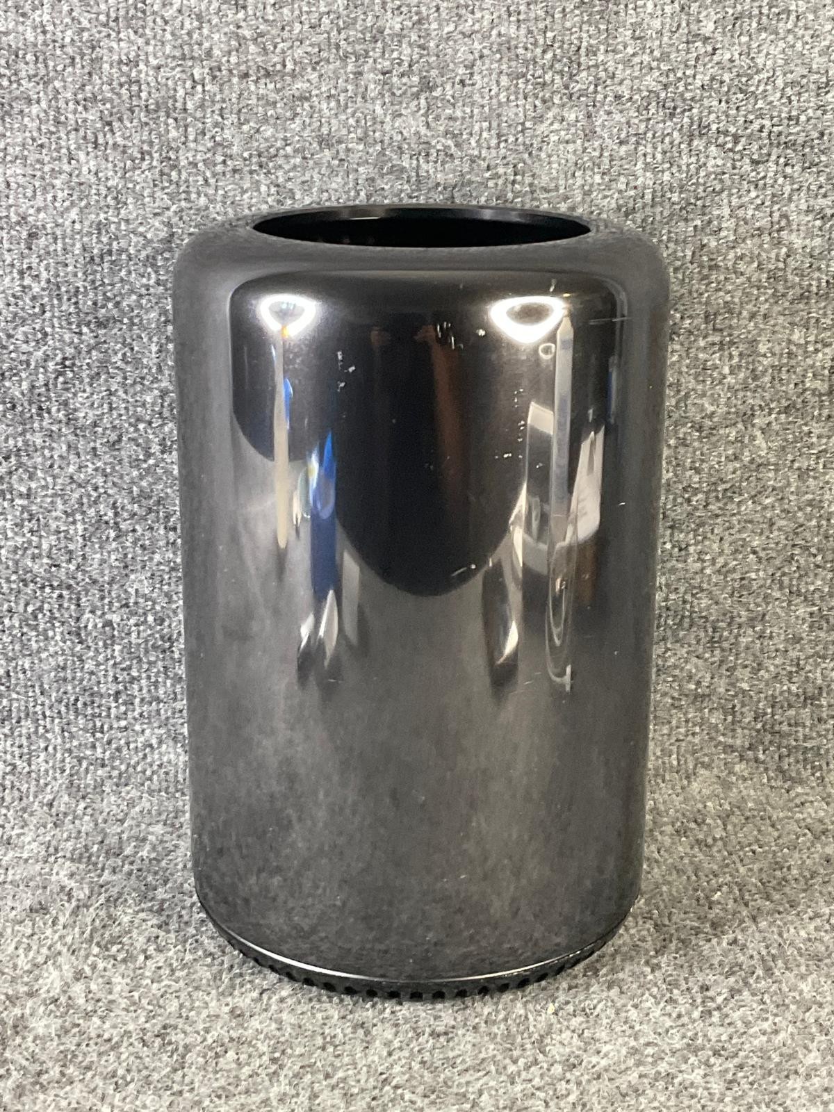 Apple Mac Pro A1481 Xeon E5 3.7GHz Quad Core SSD 40577