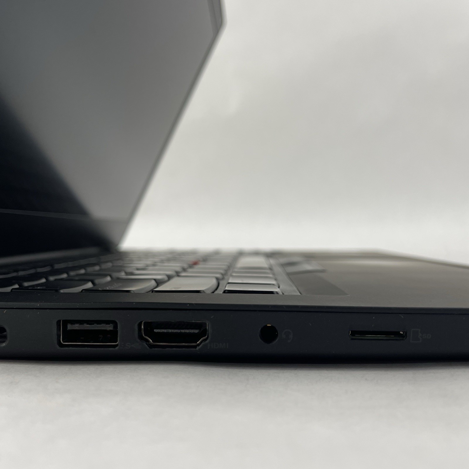 Lenovo ThinkPad T490 14″ i5-8365U 1.60 GHz 8 GB RAM No SSD/OS/AC – Chipped Palm