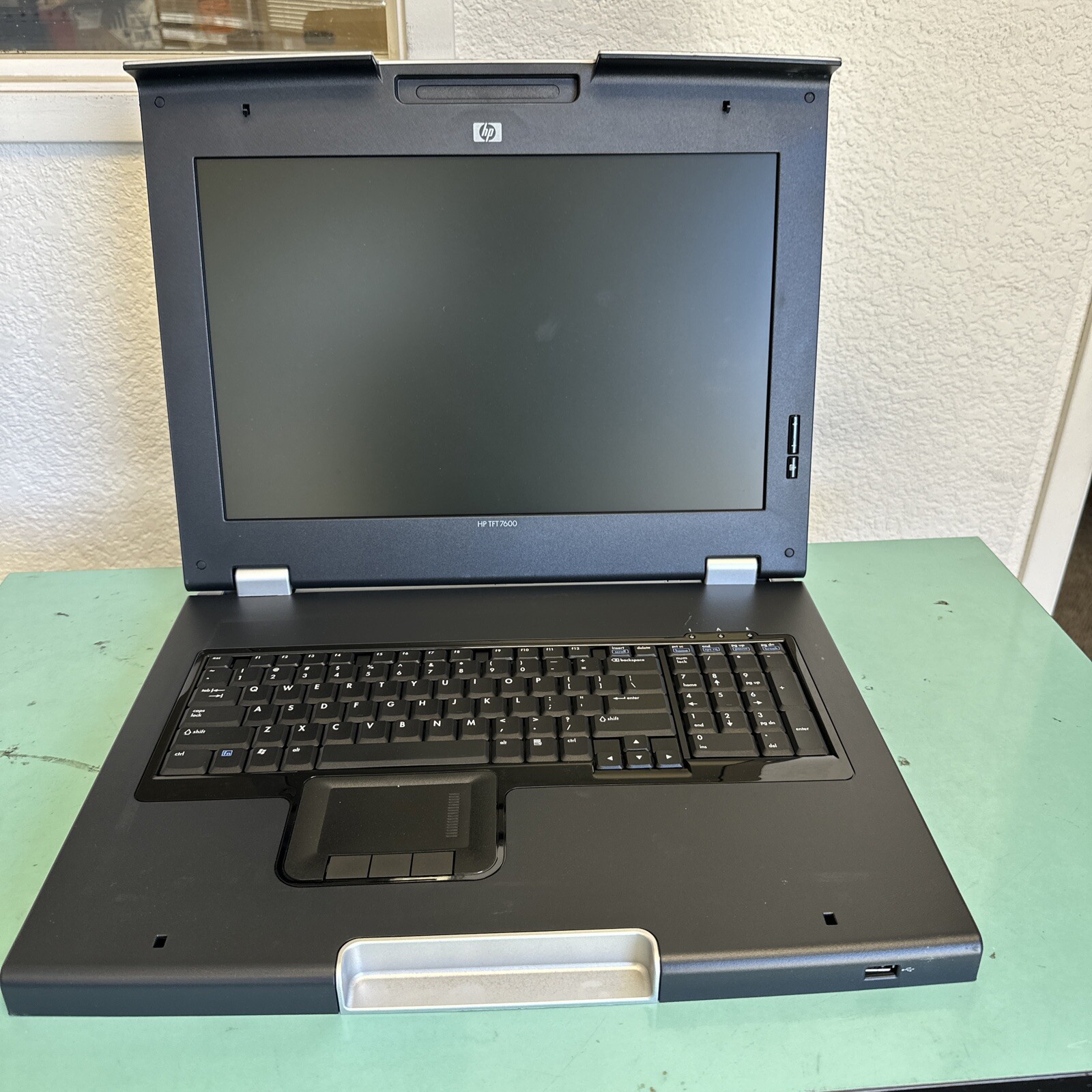 HP TFT7600RKM AG052A 17″ Only LCD Monitor Console_NO AC, Rails, Rackmount