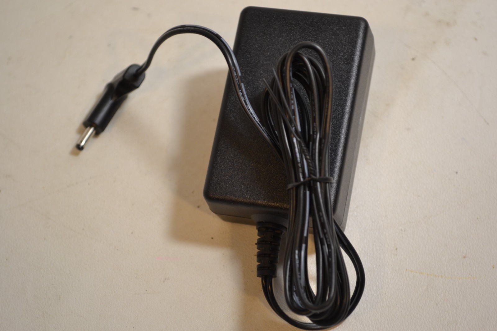 TRIAD Switching Power Adapter P/N: 1367PS5 Model: 824WSU090-2500