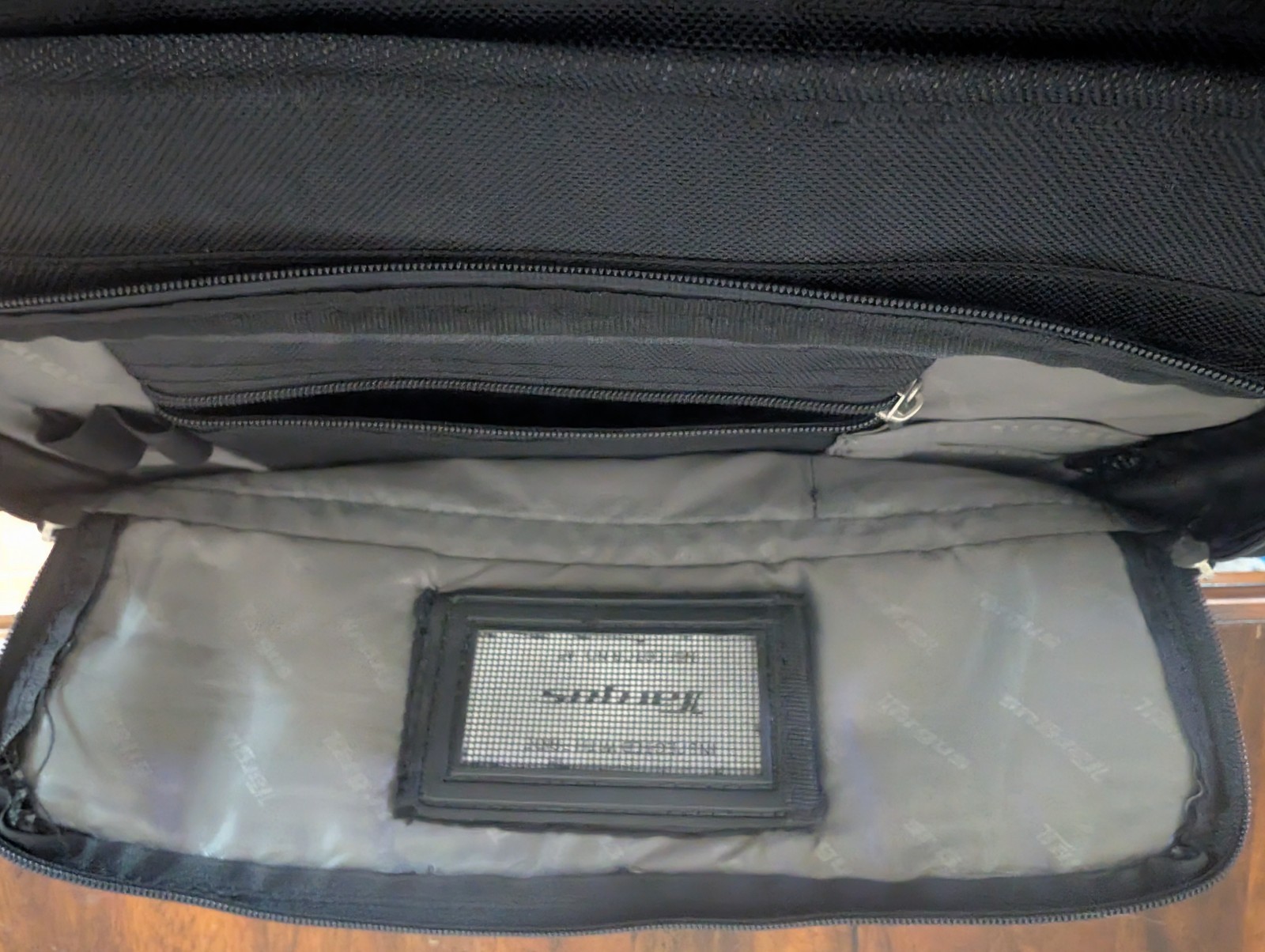 Targus Black Laptop Briefcase Messenger Bag Padded Shoulder Strap Work Travel