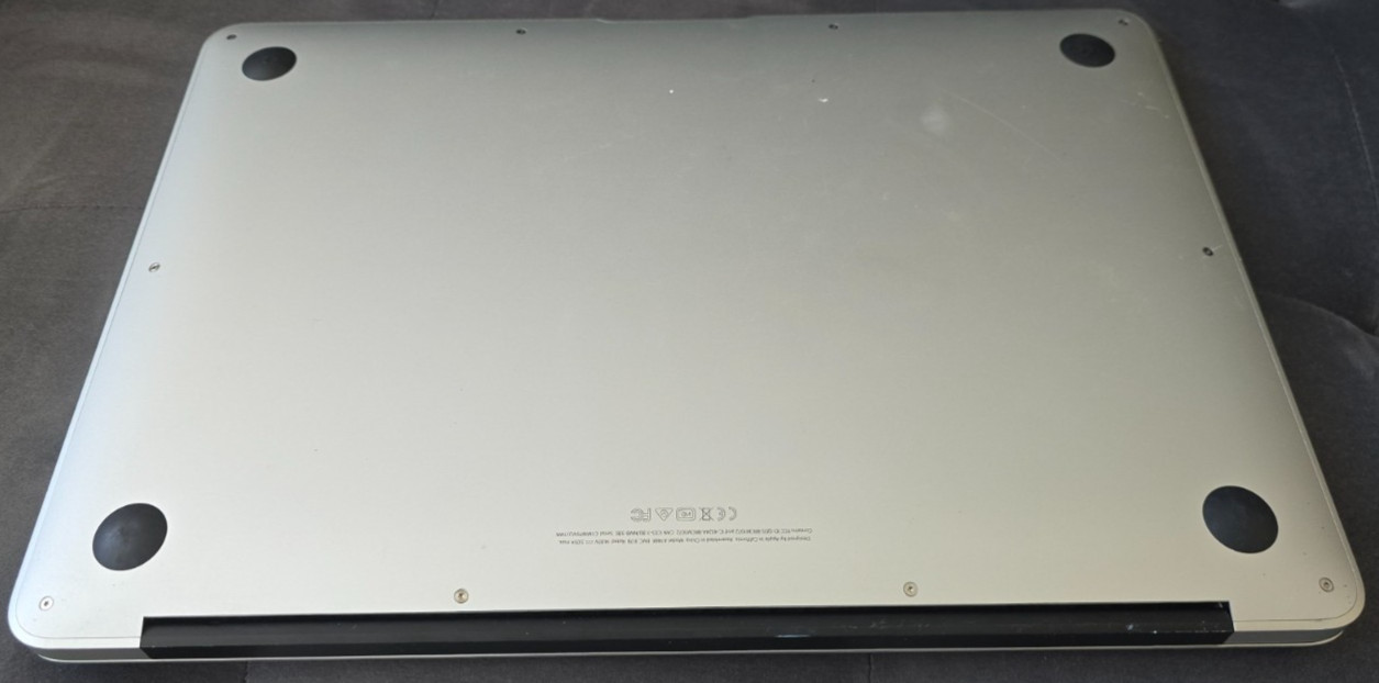 Apple MacBook Air 13.3 in Intel Core i5 5th Gen. 1.80 GHz, 128 GB 8 GB Intel HD