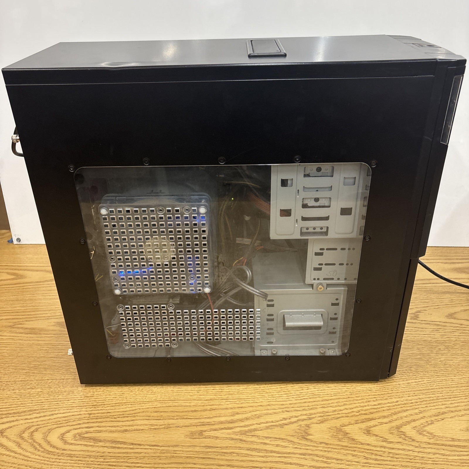 Custom Desktop PC ***Unknown Specs – Turns On***Parts/Repair