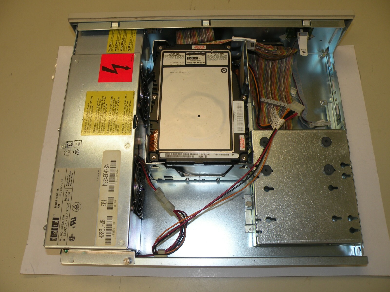 DEC SZ12C-XA BA42A STORAGE EXPANSION CHASSIS W/ RZ57-E 1GB 5.25″ SCSI HDD