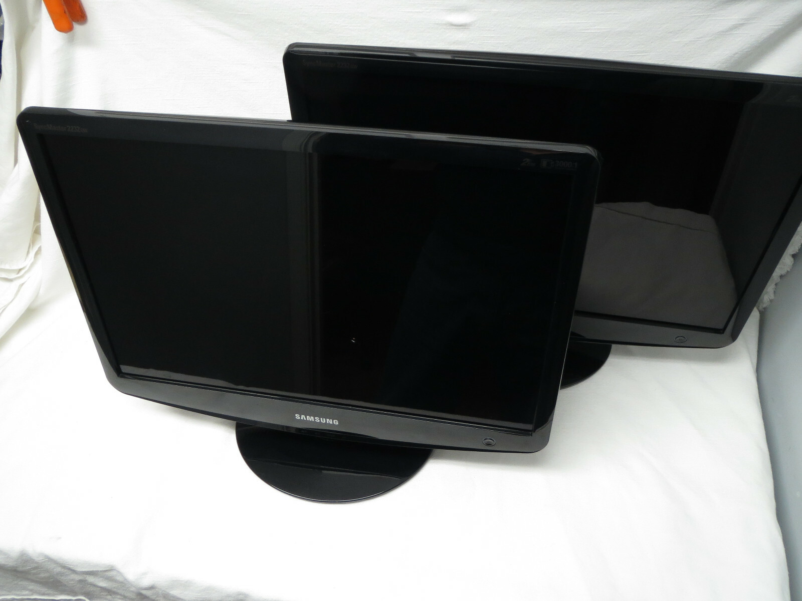 Two 22″ Samsung SyncMaster 2232GW Monitors 2ms 3000:1 Dynamic Contrast DVI RGB